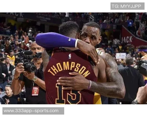 詹姆斯与三个孩子同穿6号球衣合影分享家庭温馨时刻